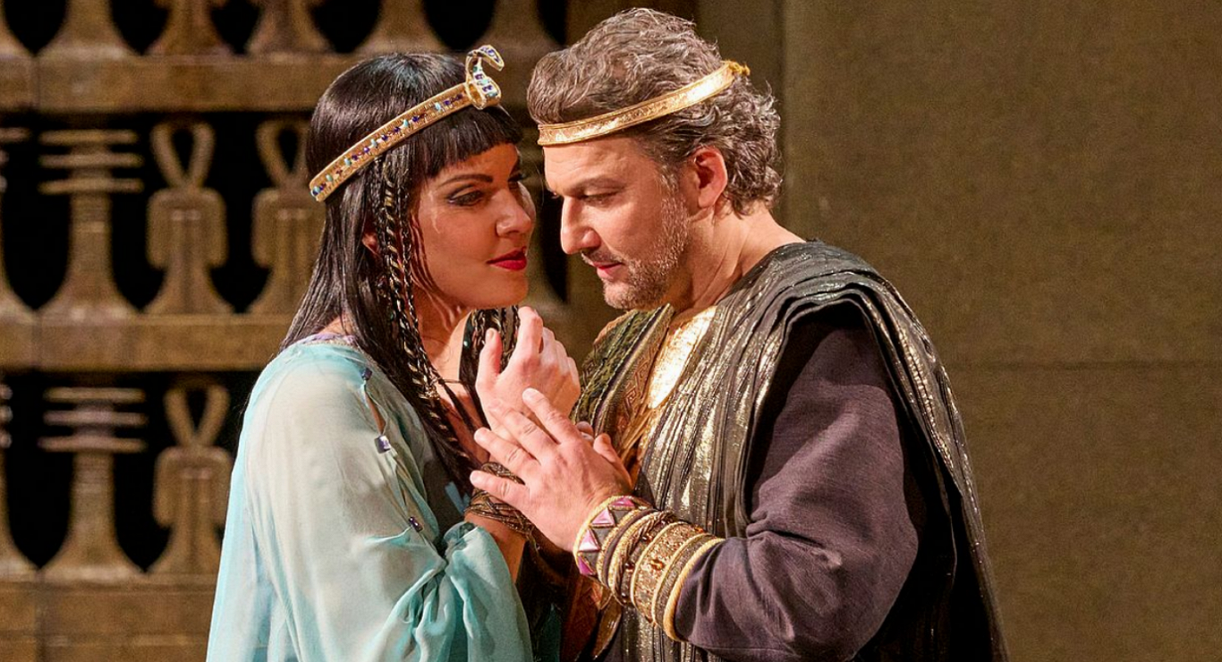 Elīna Garanča Amnerisas lomā un Jonass Kaufmanis Radamesa lomā Džuzepes Verdi operas &quot;Aīda&quot...