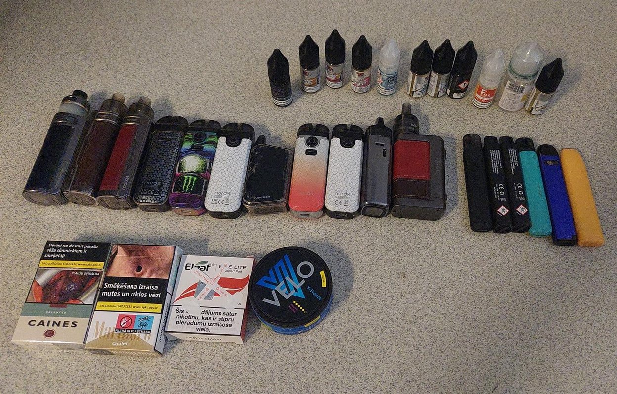 Электронные и обычные сигареты, конфискованные в результате одного из рейдов.
