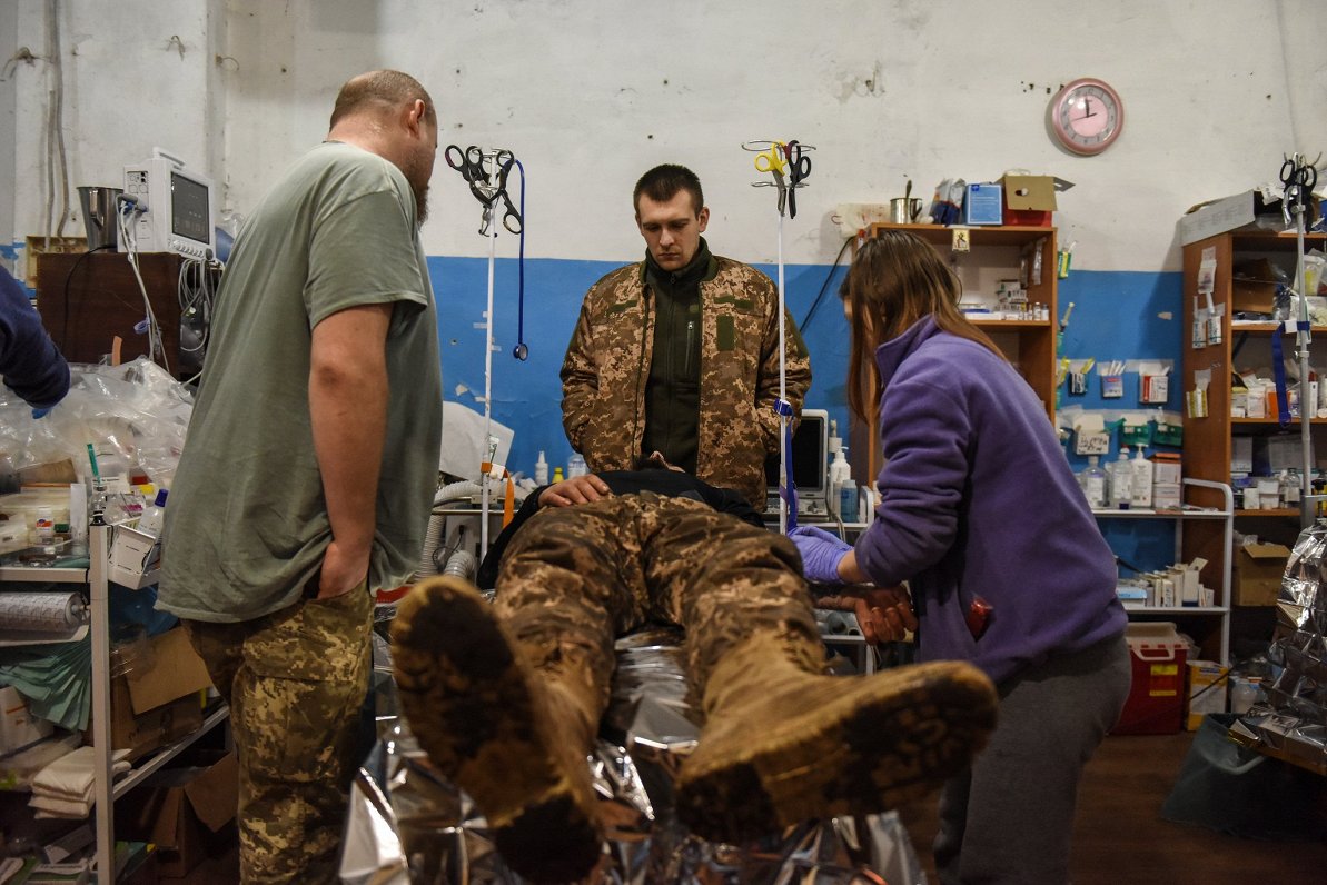 Ievainota Ukrainas armijas karavīra aprūpe