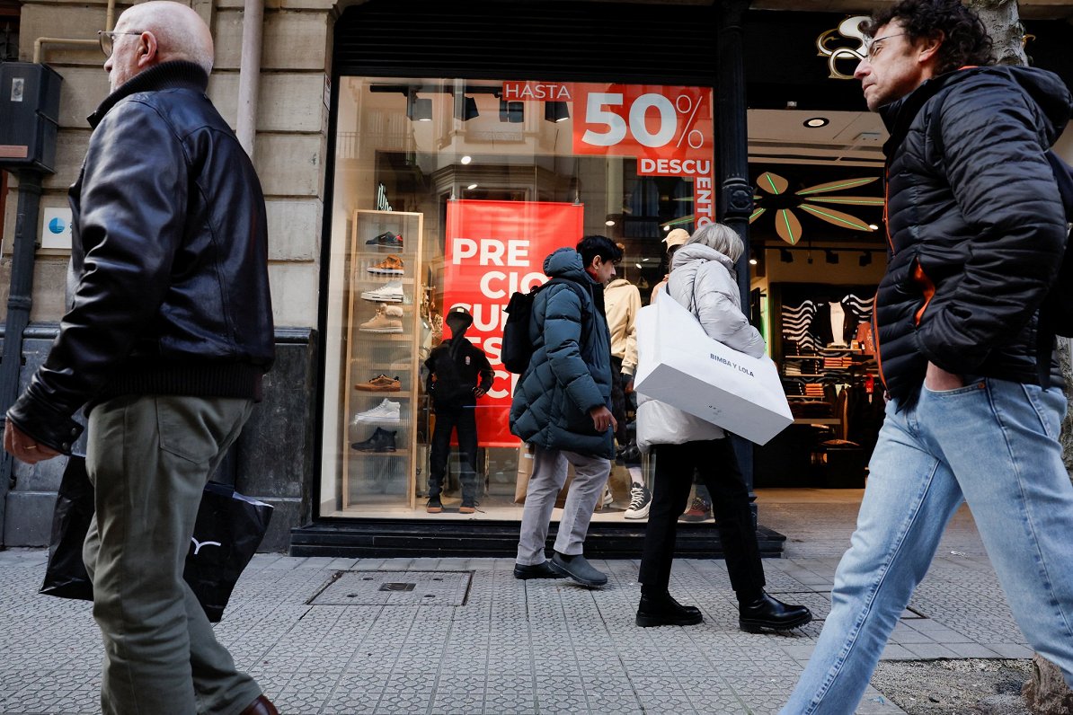 Cilvēki iet gar veikalu Bilbao, Spānijā