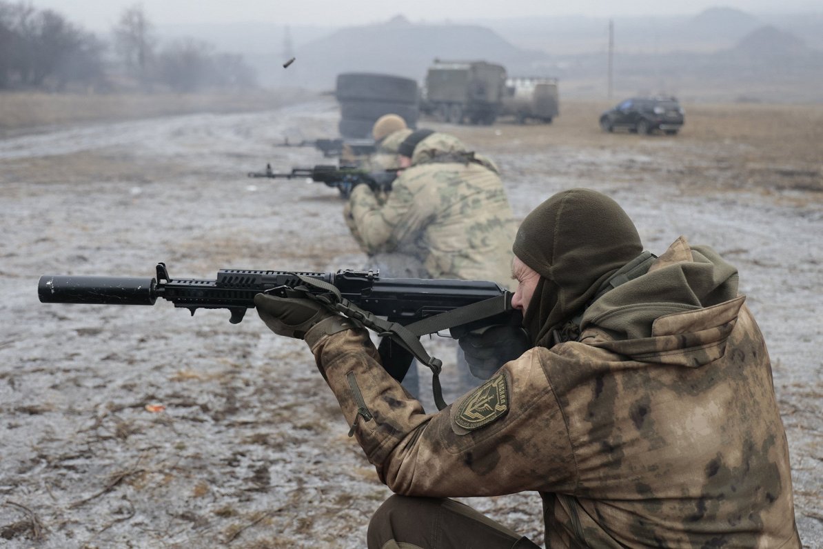 Krievijas armijas karavīru šaušanas apmācība Doneckas reģionā