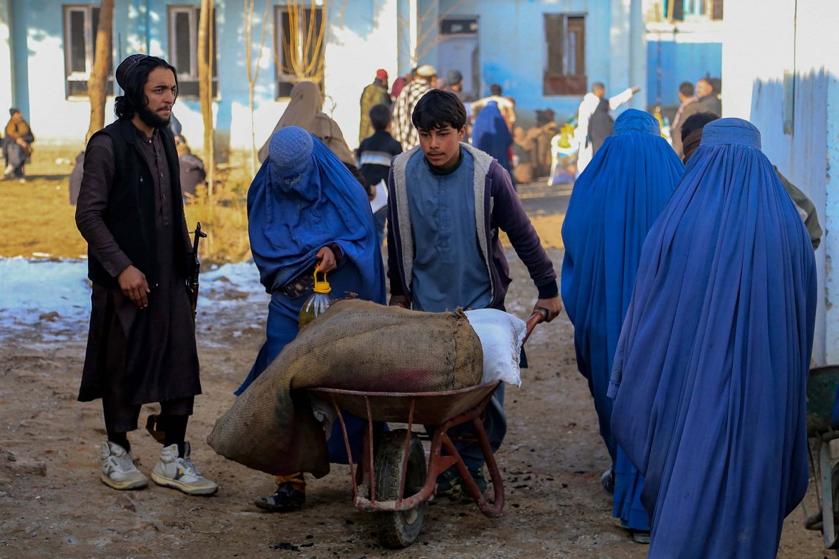 Afganistānas galvaspilsētā Kabulā cilvēki ieradušies pēc pārtikas un oglēm. Palīdzības pakā ietilpst...