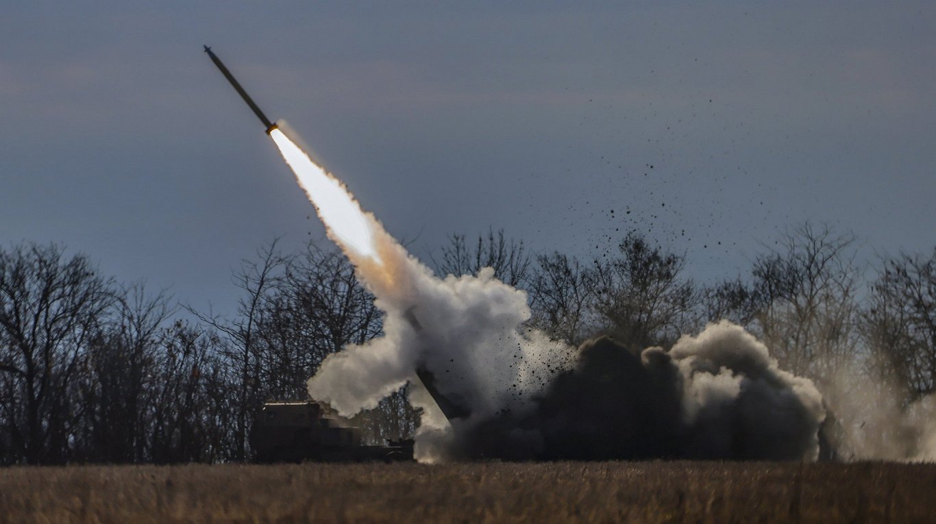 Система HIMARS, способная стрелять ракетами ATACMS, поставляемая США Украине.