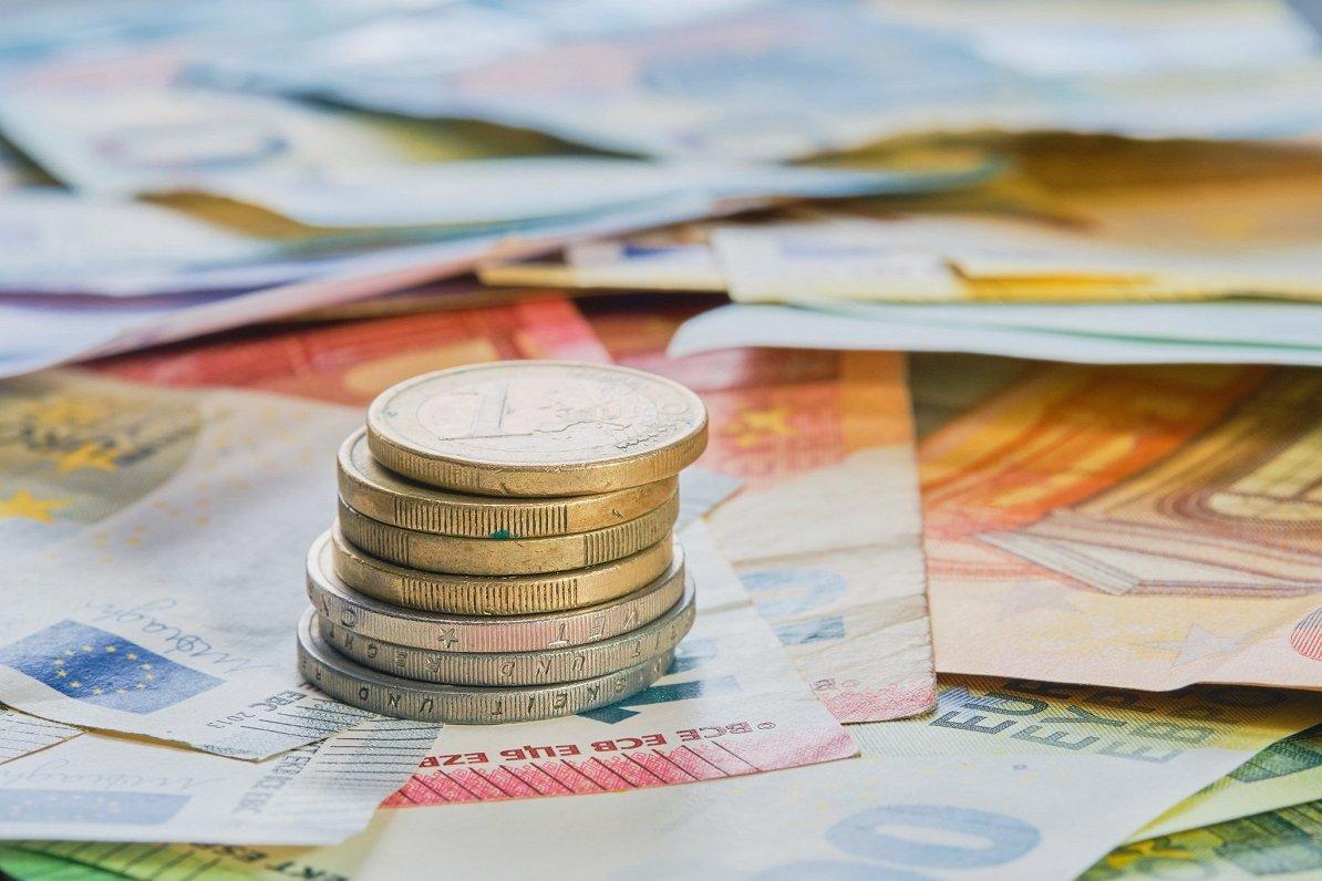 Евро банкноты и монеты. Иллюстративное фото