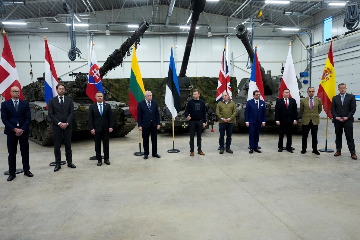 Министры обороны Великобритании и стран Балтии вместе с представителями других стран-членов НАТО баз...