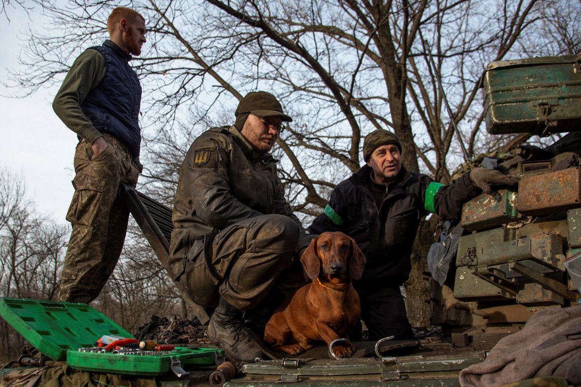 Три танкиста и собака. Украина, близ Бахмута, Донецкая область, 20.01.2023.