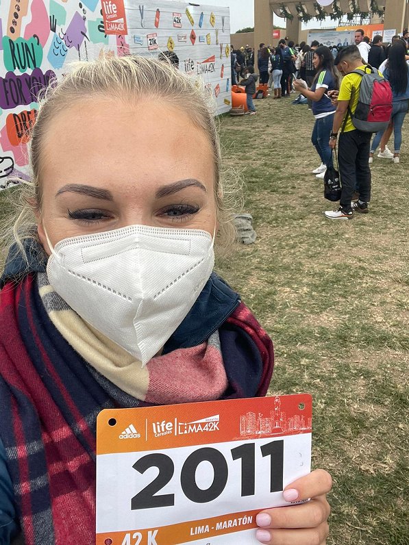 Evija Reine saņem sacensību numuru pirms Limas maratona