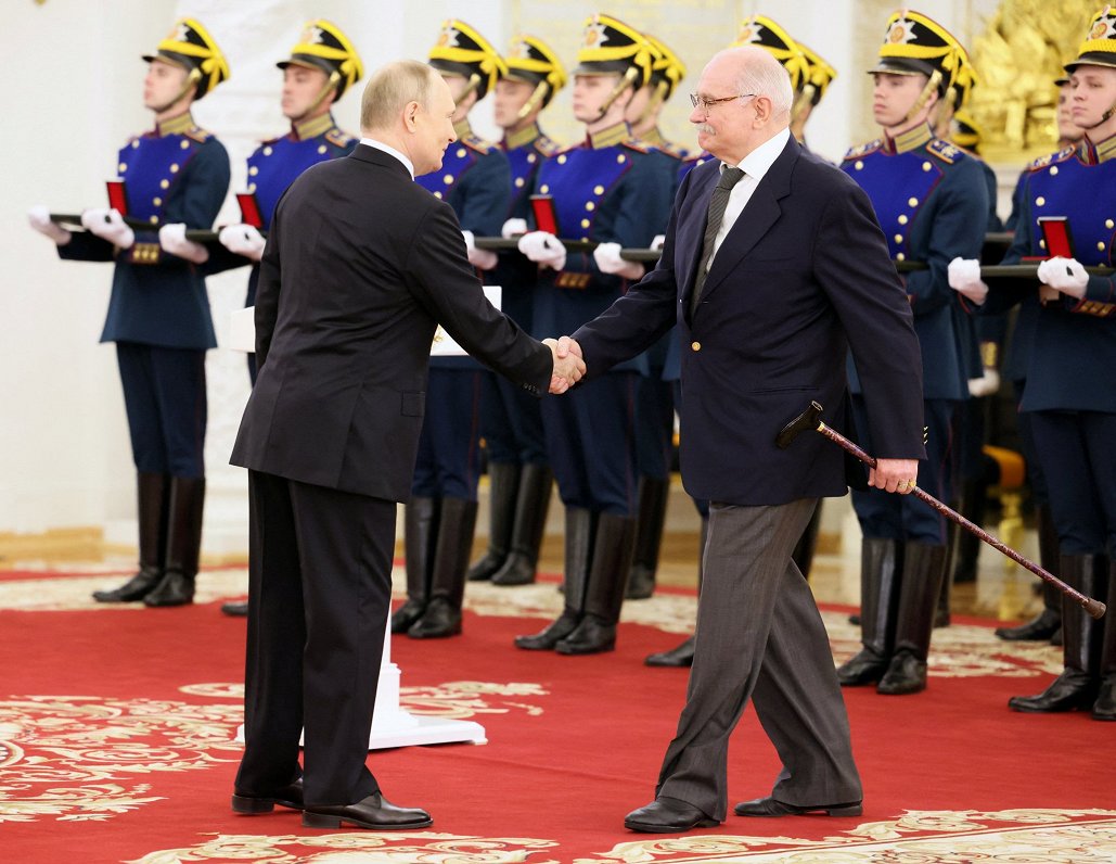 Krievijas prezidents Vladimirs Putins sveic kinorežisoru Ņikitu Mihalkovu, 2022. gada jūnijs