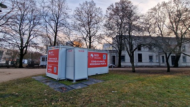 Latvijā likvidē kovida testēšanas mobilās laboratorijas