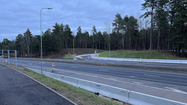 Rīgā pabeigts Sarkandaugavas pārvads; satiksmi cer atklāt martā 