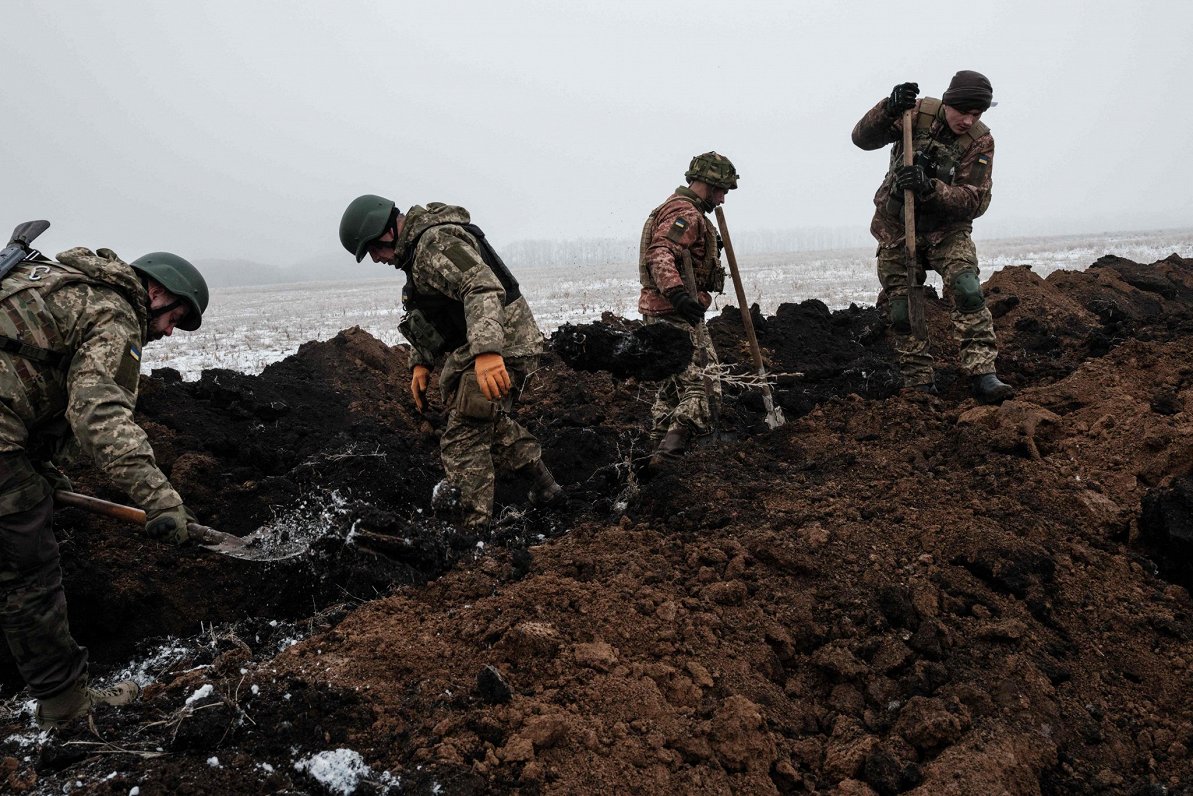 Ukrainas armijas karavīri rok ierakumus pie Bahmutas pilsētas