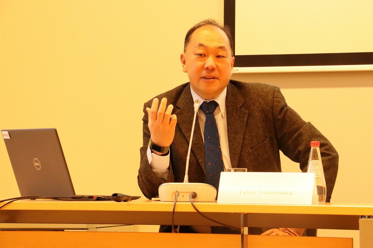 Kobes Universitātes profesors Tošs Minohars.