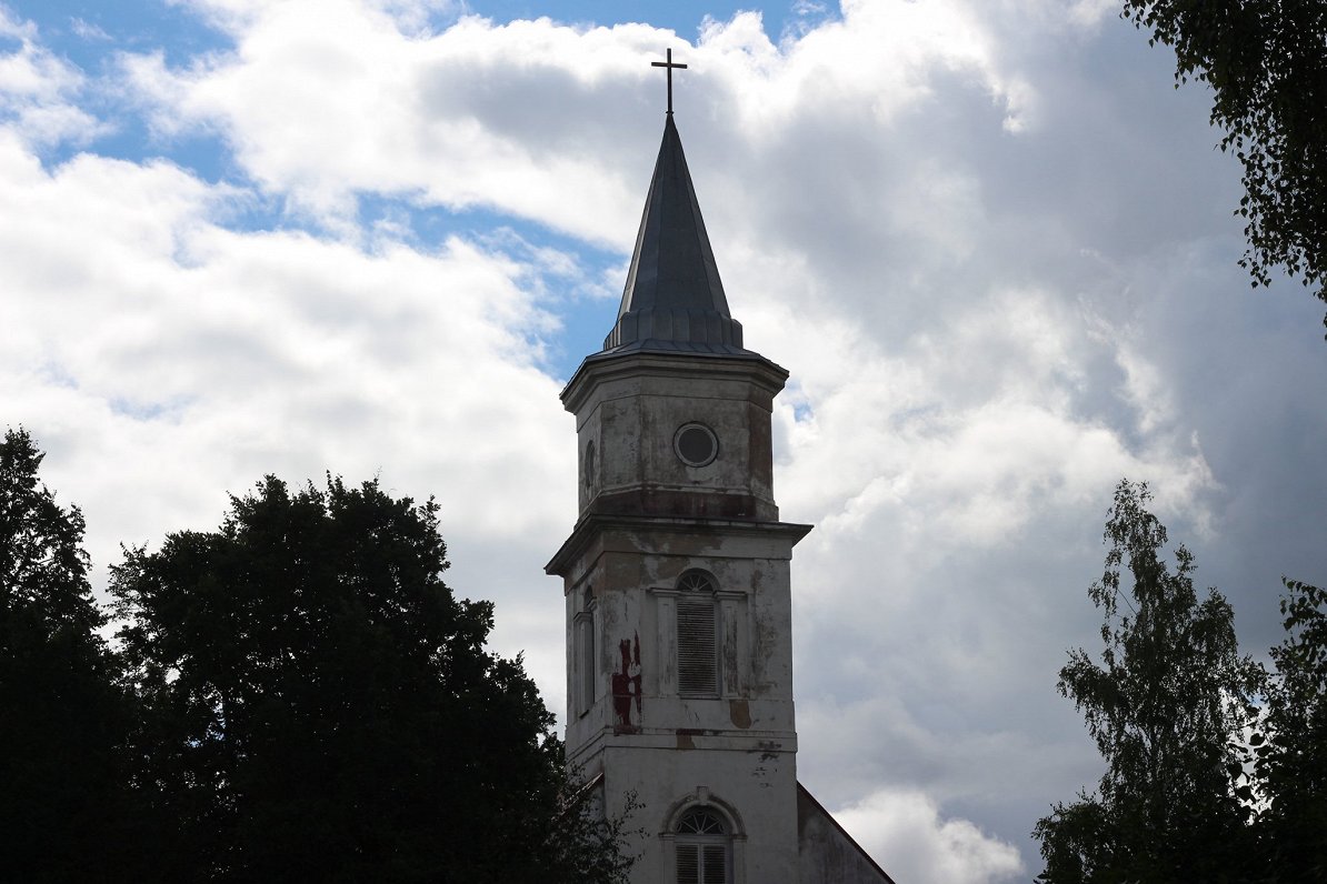 Remtes evaņģēliski luteriskās baznīcas tornis 2022. gada vasarā.