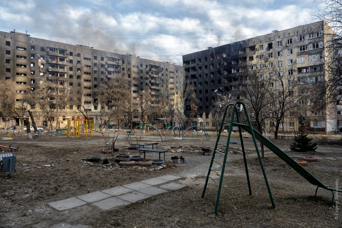 Портрет на фоне войны. Евгений, фотограф, снимавший долгую агонию Мариуполя  (ФОТО) / Статья