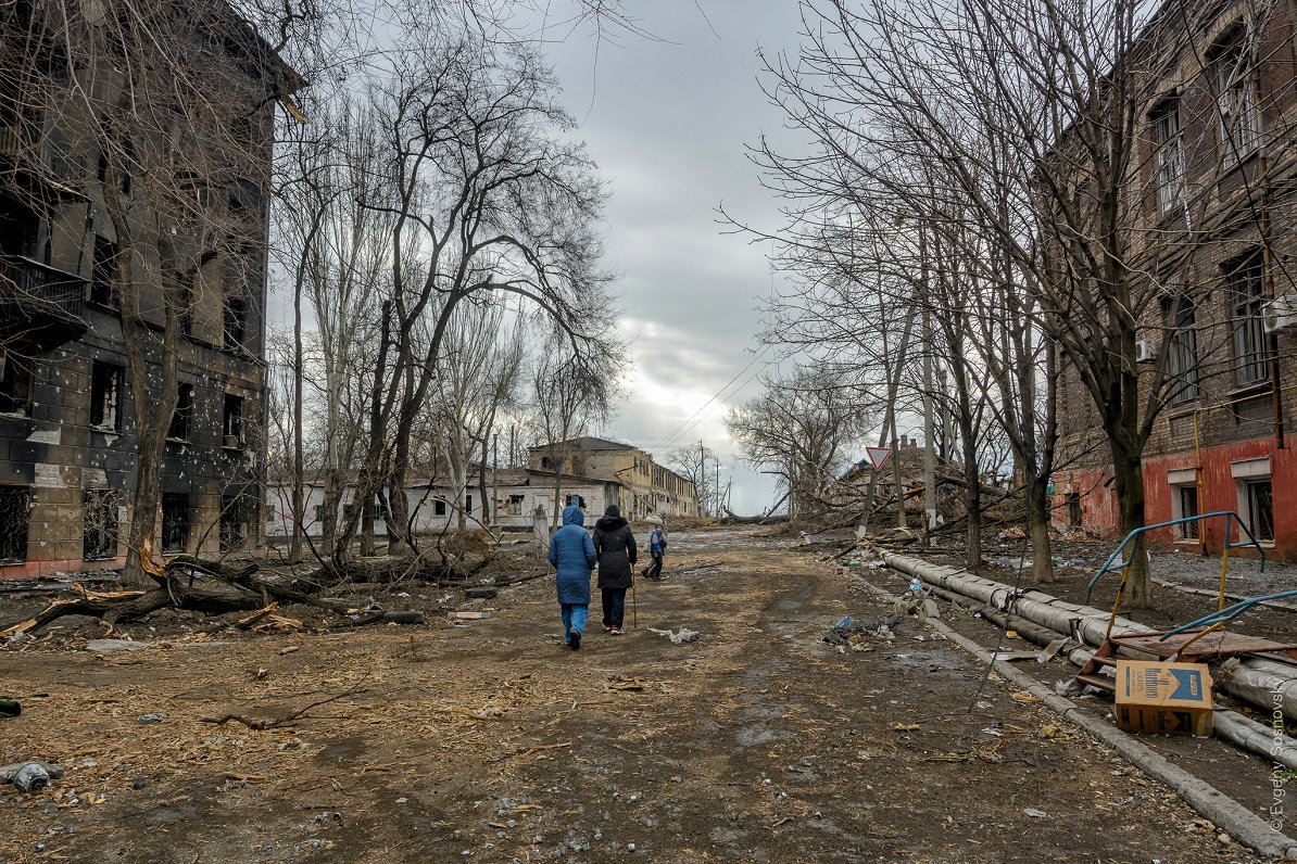 Портрет на фоне войны. Евгений, фотограф, снимавший долгую агонию Мариуполя  (ФОТО) / Статья