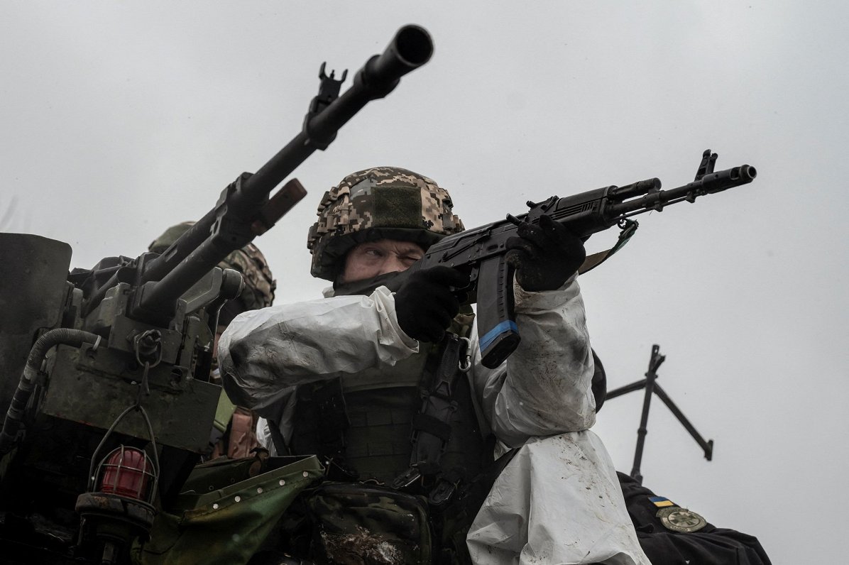 Ukrainas armijas karavīrs pozīcījās