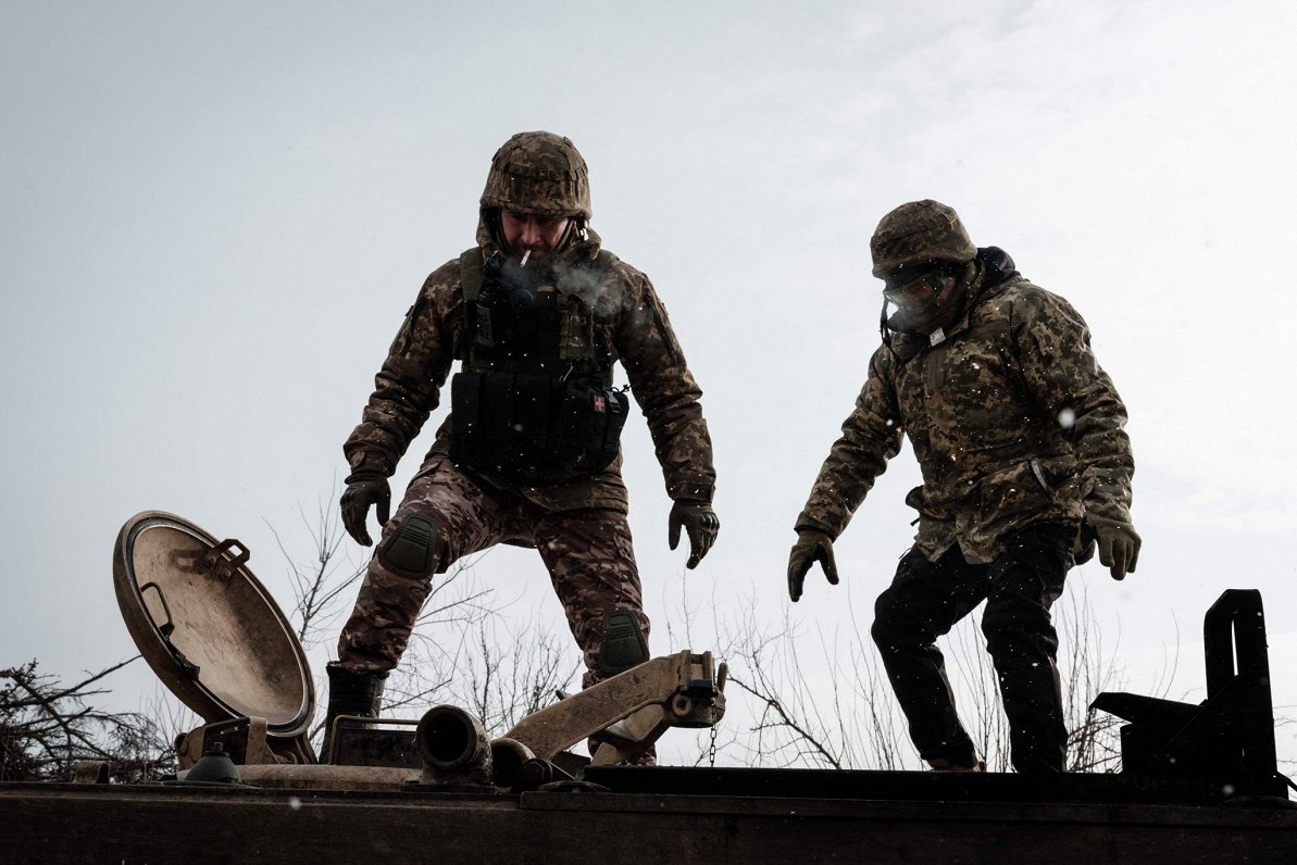 Ukraiņu karavīri uz bruņu transportiera