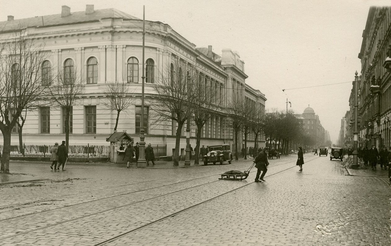Laikrakstu kiosks jeb būda Raiņa bulvāra un Krišjāņa Barona ielas stūrī (1934. gads)