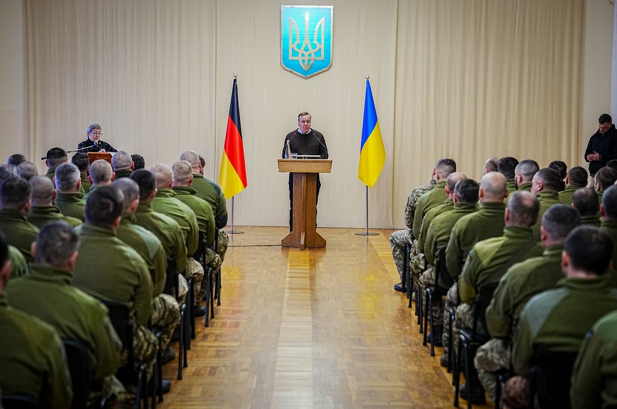 Uzrunu saka Vācijas aizsardzības ministrs Boriss Pistoriuss