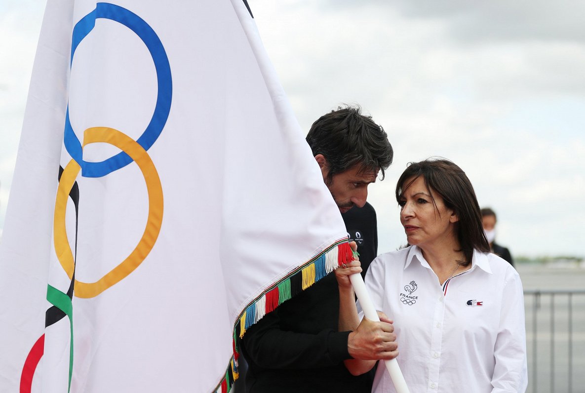 Anna Idalgo ar olimpisko karogu 2021.gadā Šarla de Golla lidostā Parīzē