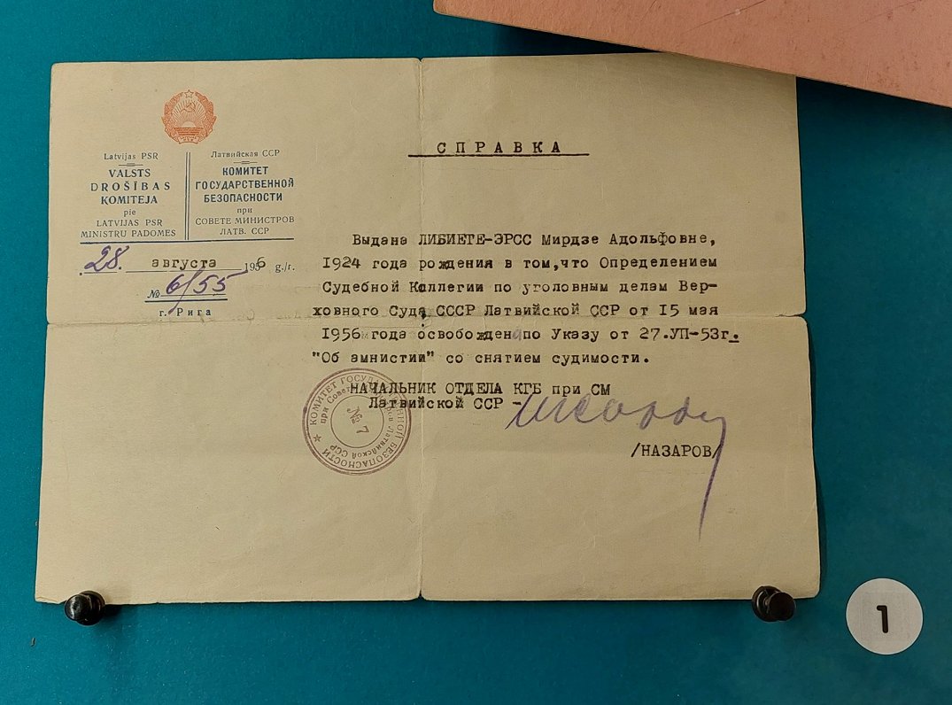 KGB izsniegtā izziņa Mirdzai Lībietei Ersai par sievietes atbrīvošanu 1956. gadā.
