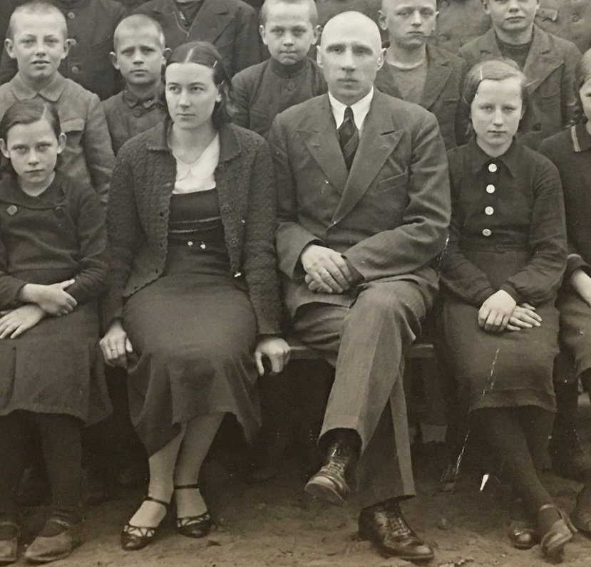 Zelma un Kārlis Valki ar Bebrenes skolas skolēniem. 20. gadsimta 30. gadi. Fotogrāfijas autors nezin...