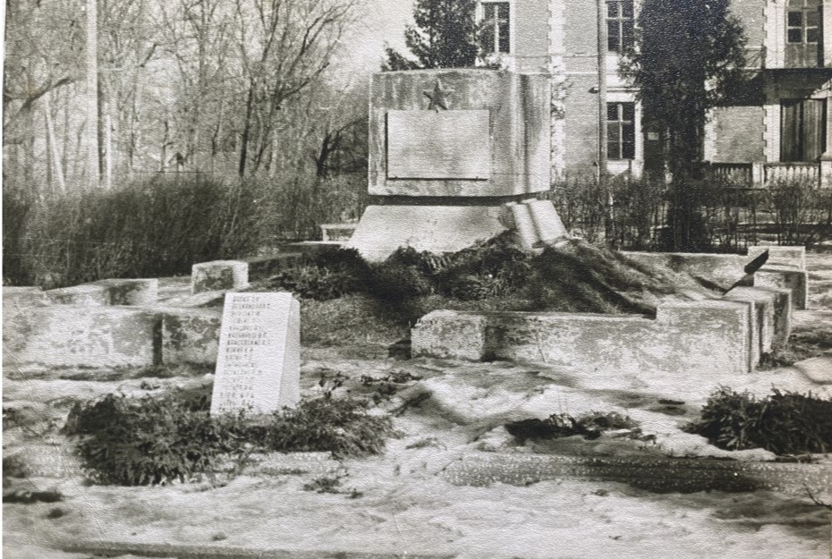 PSRS okupācijas perioda Bebrenes brāļu kapu piemineklis. Fotogrāfs nezināms.