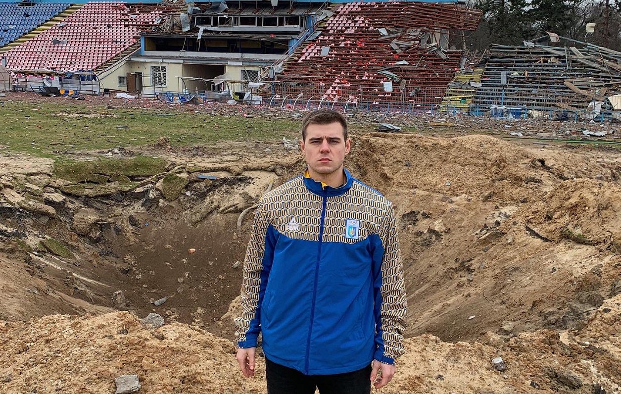 Ukrainas skeletonists Vladislavs Heraškevičs pie izpostītā Gagarina stadiona Čerņihivā