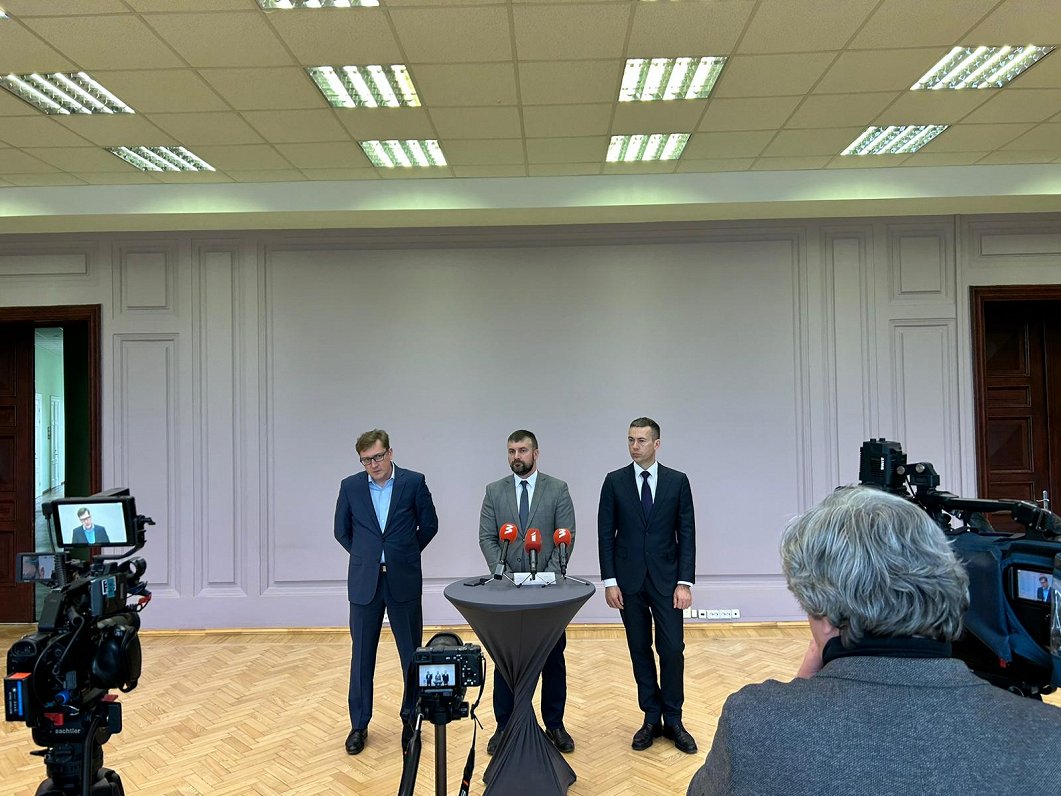 LDz padomes priekšsēdētājs Jānis Lange un padomes locekļi Andris Liepiņš un Reinis Ceplis.