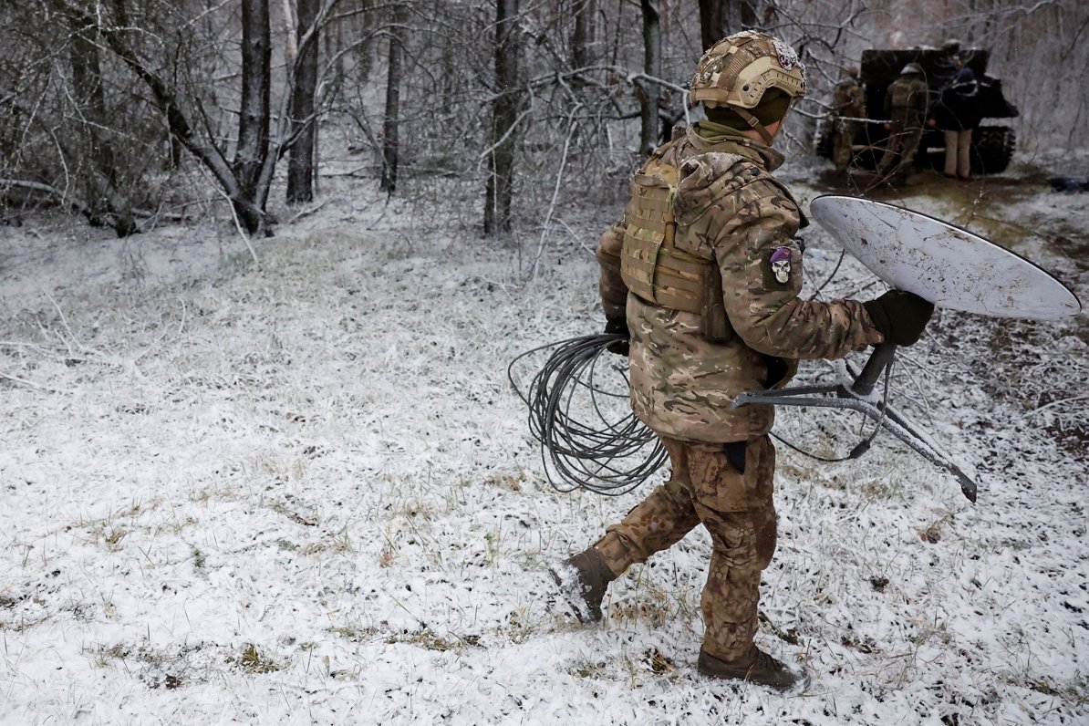 Ukrainas armijas karavīrs ar &quot;Starlink&quot; uztveršanas šķīvi