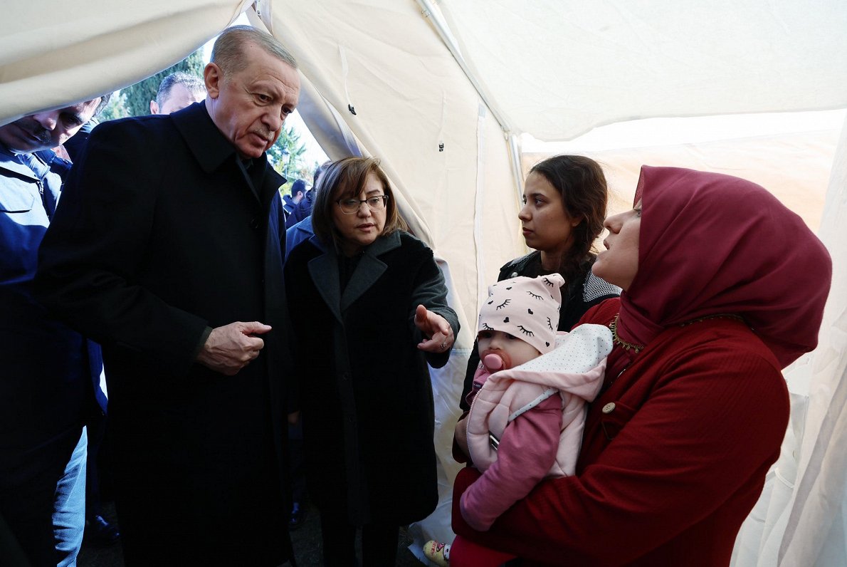 Turcijas prezidents Redžeps Tajips Erdogans viesojas zemestrīces izpostītajos reģionos