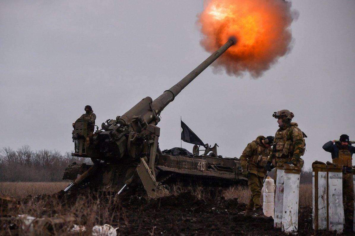 Ukrainas armijas karavīri šauj pa Krievijas pozīcijām Bahmutā, 2023. gada 5. februāris