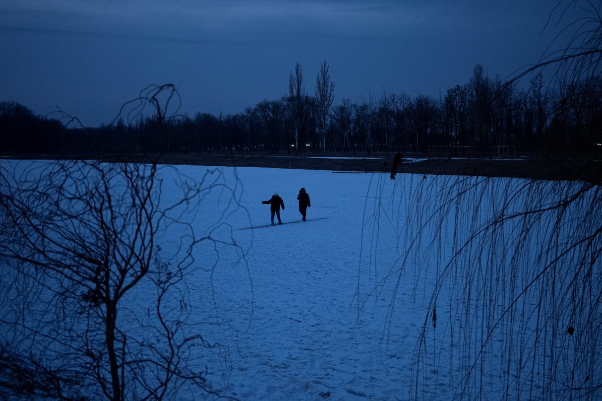 Горожане катаются на льду, неподалеку идут ожесточенные бои. Украина, Покровск, 11.02.2023..