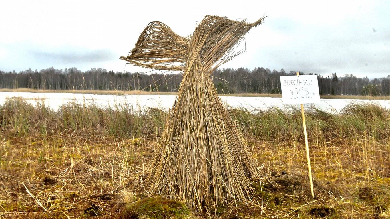 Тропа и тростниковые скульптуры на озере Каниерис. 02.2023