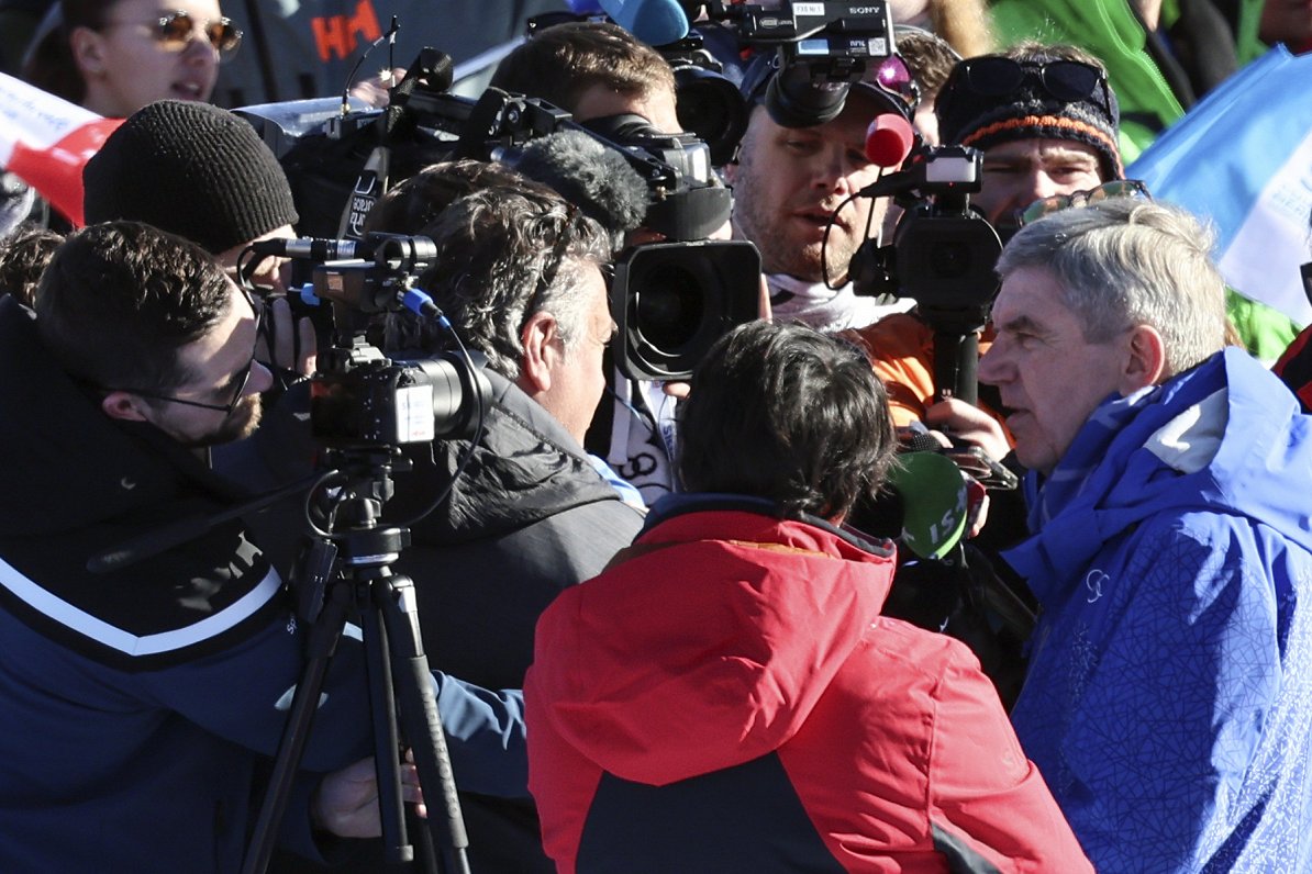 Tomass Bahs (pa labi) runā ar žurnālistiem pasaules čempionātā kalnu slēpošanā