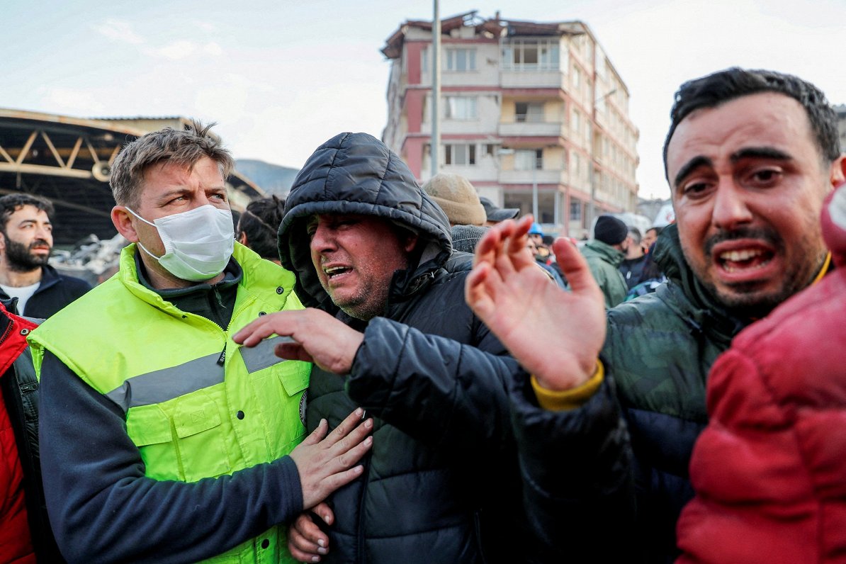 Turcijā cilvēki sēro par zemestrīces upuriem
