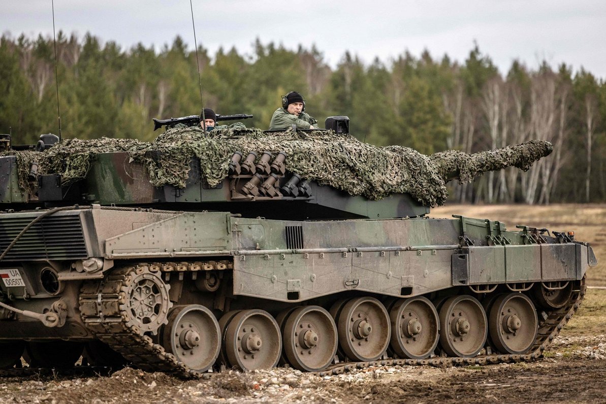 Ukrainas armijas karavīri mācībās Polijā apgūst tanku &quot;Leopard 2&quot; vadīšanu