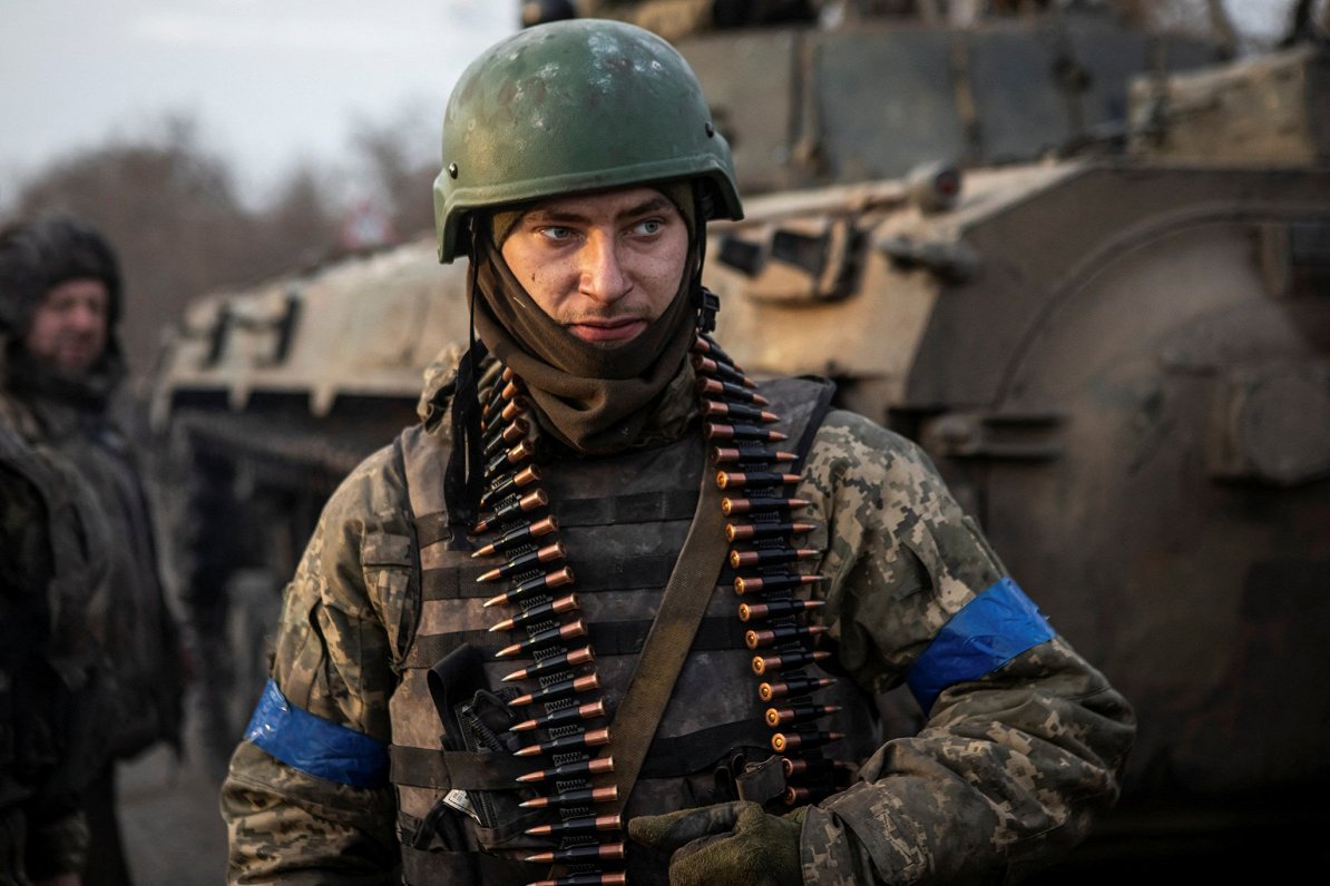Ukraiņu karavīrs Bahmutas pilsētas apkaimē