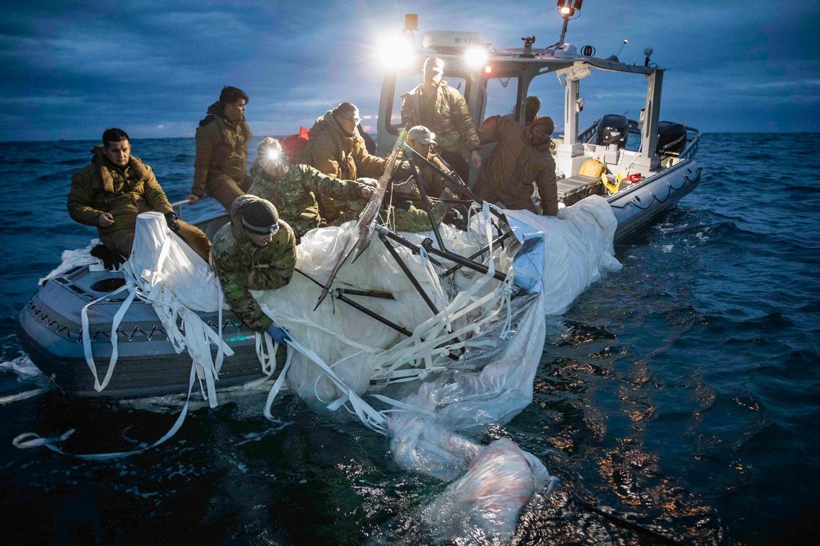 ASV kara flotes jūrnieki izceļ no okeāna notriektā Ķīnas balona atliekas