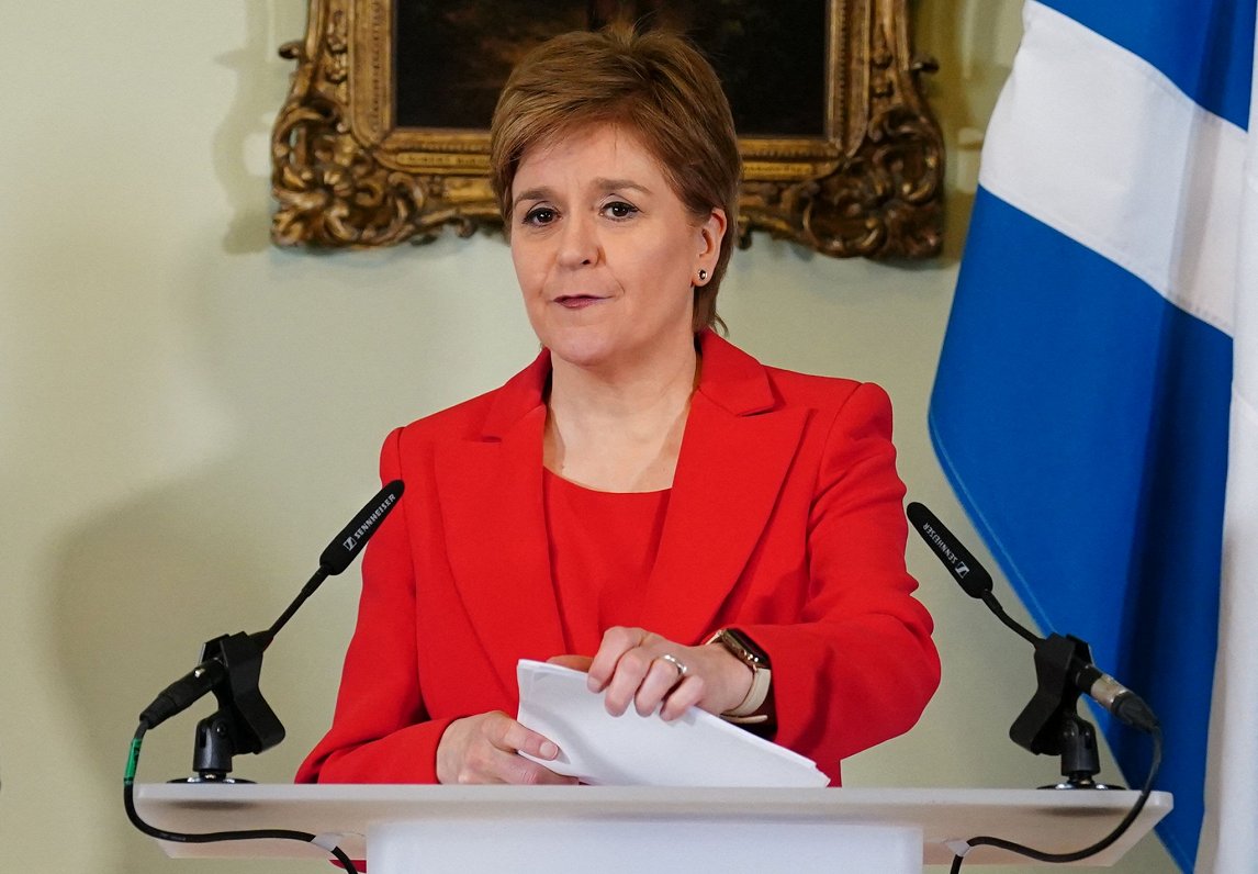 Skotijas valdības vadītāja Nikola Stērdžena paziņo par lēmumu atkāpties no amata