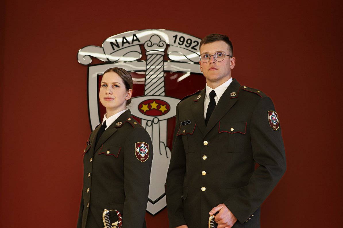 Latvijas Nacionālās aizsardzības akadēmijas absolventi Elvita Alksne un Artis Lūsis