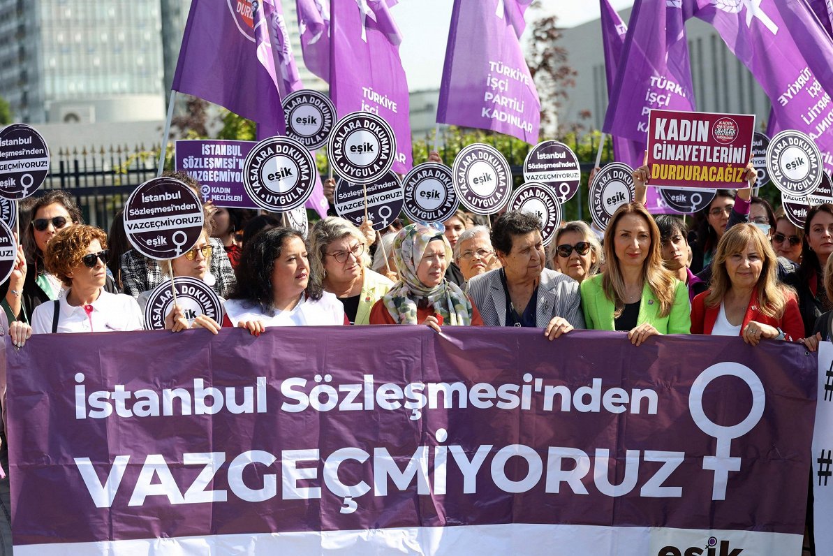 Turcijā sievietes protestē pret valdības lēmumu izstāties no Stambulas konvencijas