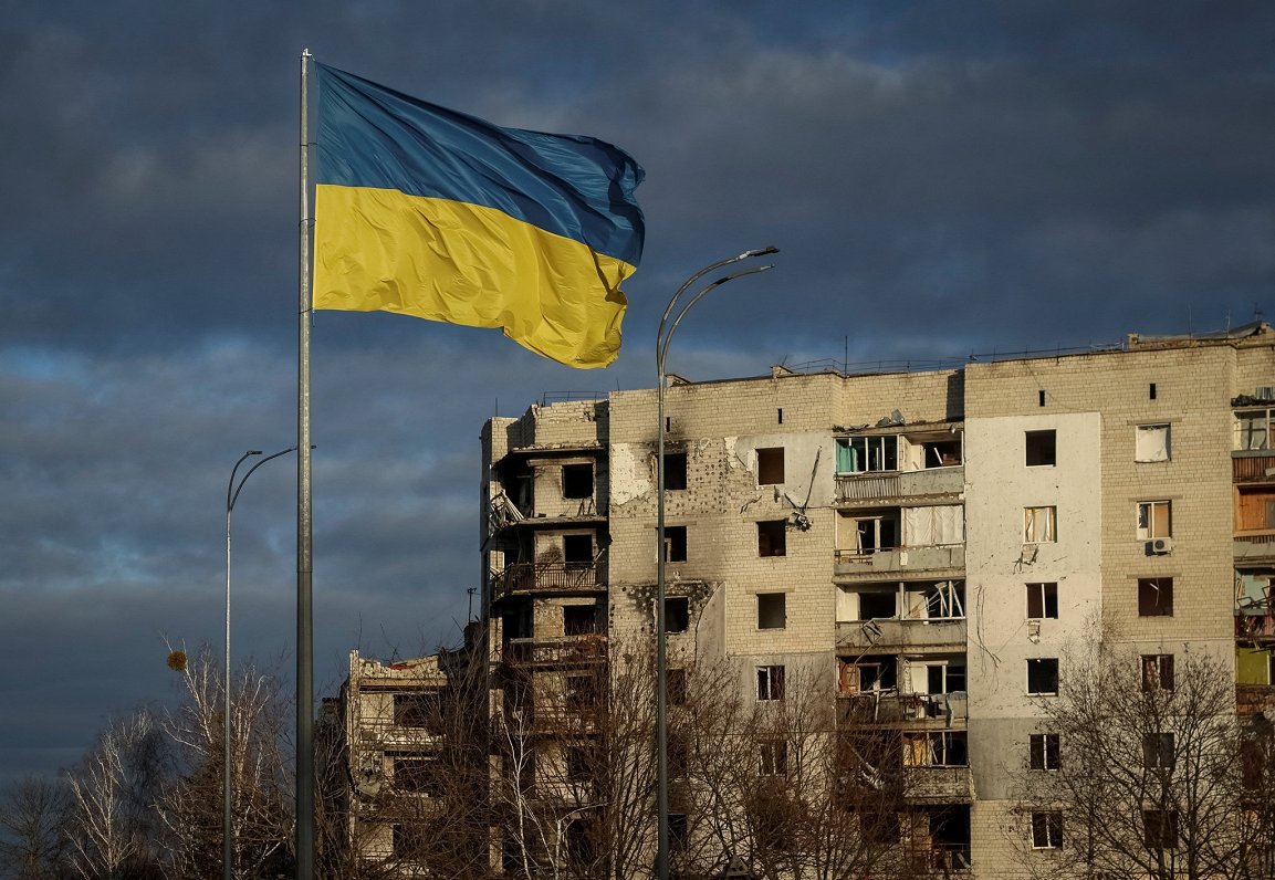 Флаг в разрушенном городе. Бородянка, Киевская область. 15.02.2023