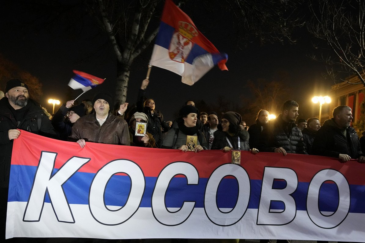 Serbu nacionālisti protestē pret plānu, kas paredz panākt izlīgumu ar Kosovu