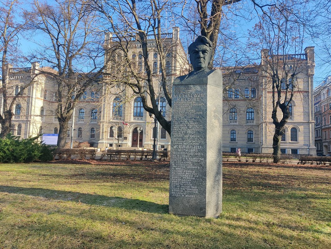 Бюст М. Келдыша в центре Риги.