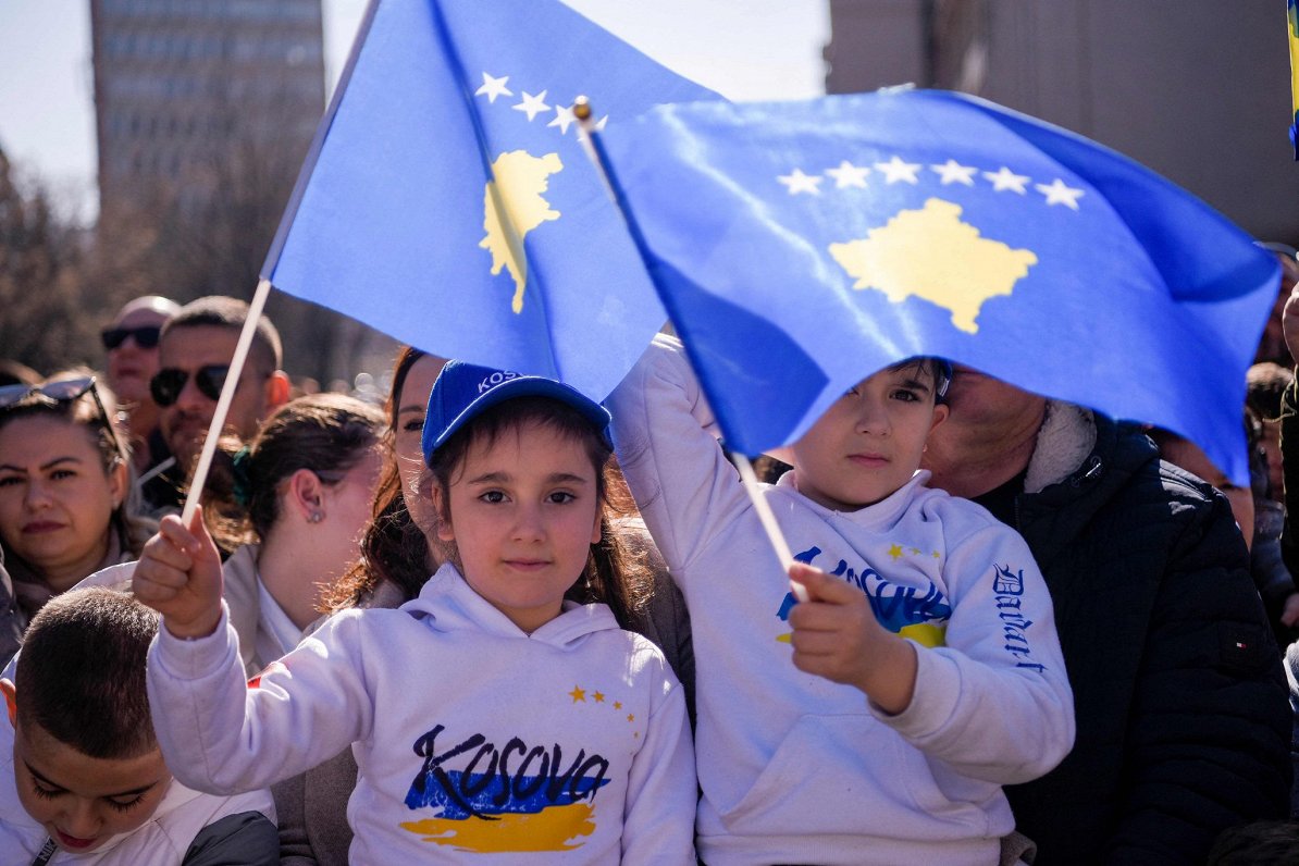 Kosovā bērni piedalās valsts neatkarības pasludināšanas jubilejas svinībās