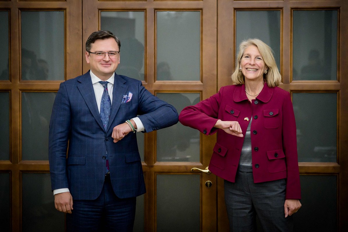 Ukrainas ārlietu ministrs Dmitro Kuleba un ASV diplomāte Kārena Donfrīda