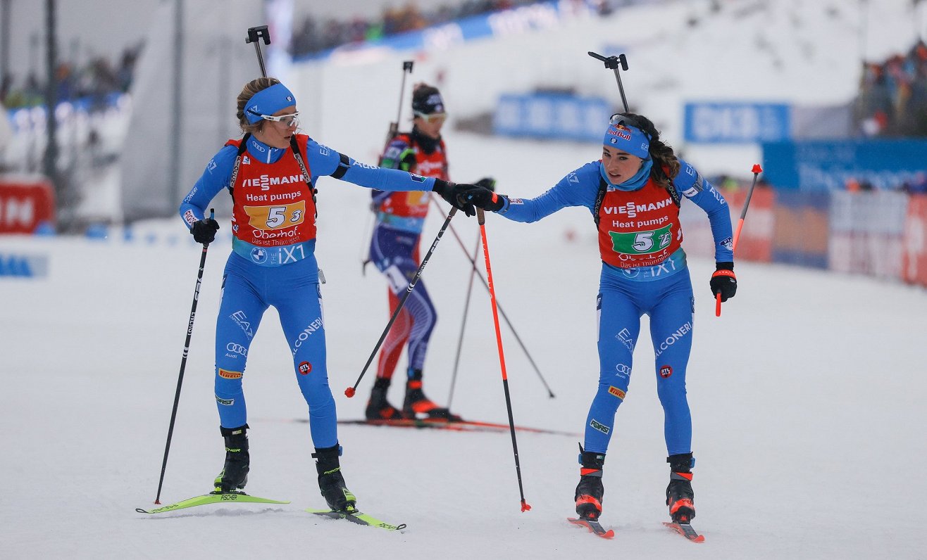 Itālijas biatlonistes Hanna Auhentālere un Doroteja Vīrere stafetes posma maiņā pasaules čempionātā
