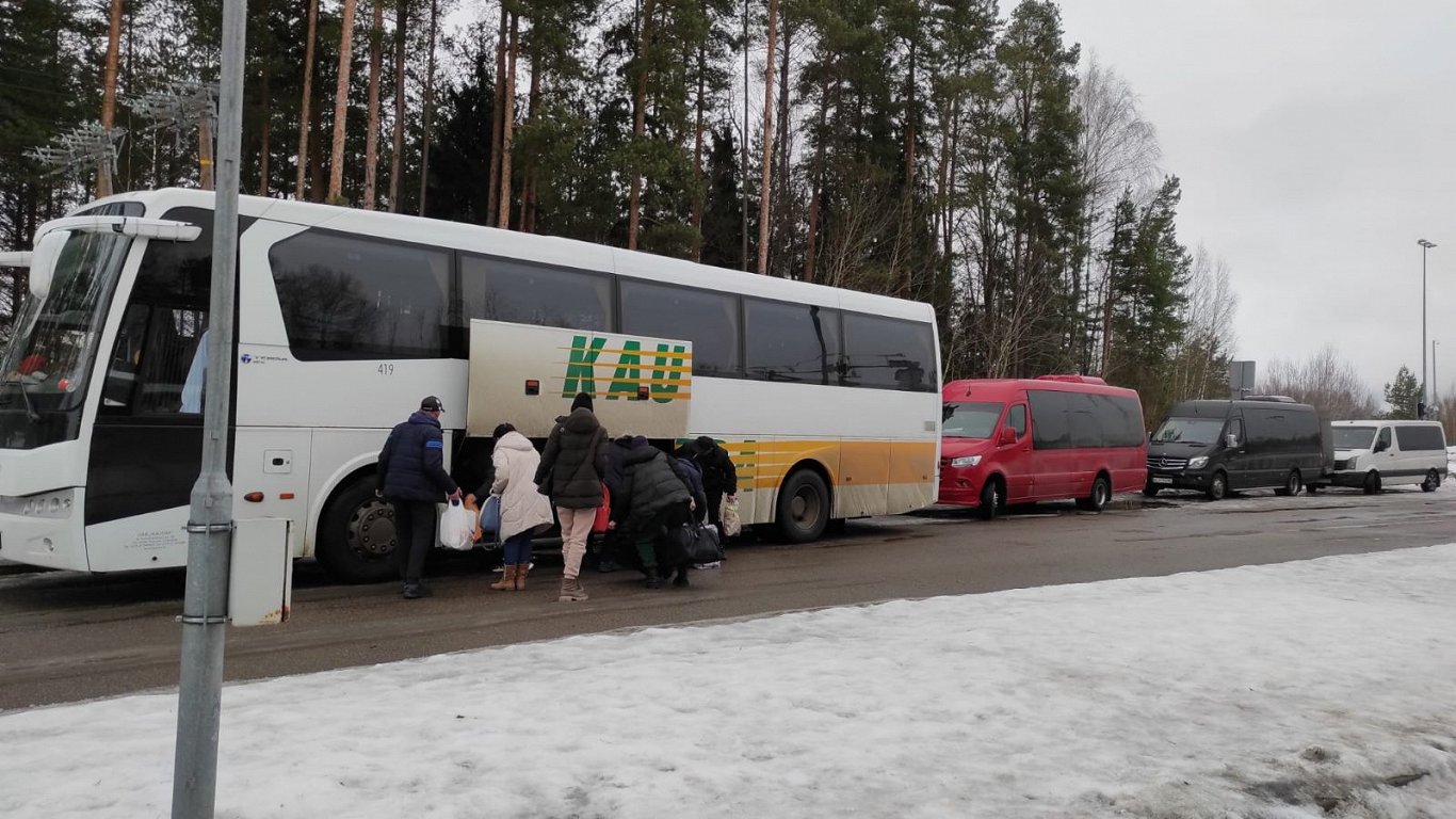 Ukrainas kara bēgļi, kas šķērso Latvijas-Krievijas robežu