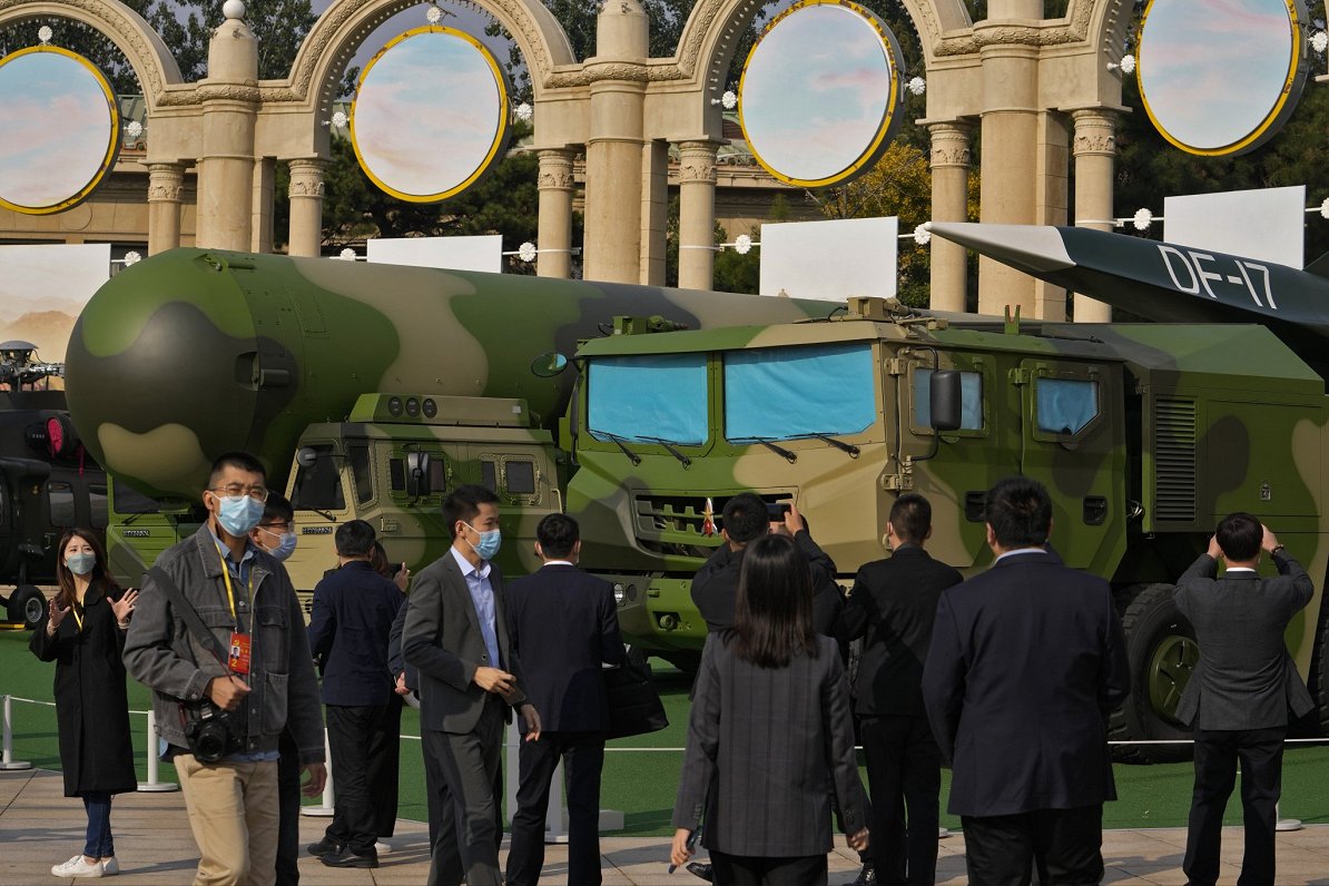 Militārā ekspozīcija Ķīnas pilsētā Pekinā. 2022. gada oktobris.